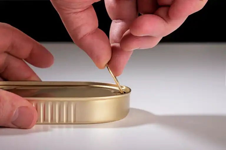 المعلبات كيف يمكن فتح علبة بدون فتاحة علب طرق متعددة