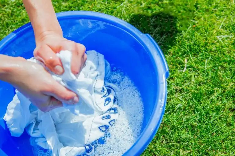 طريقة إزالة البقع من الملابس المصبوغة بالملابس الأخرى في الغسالة