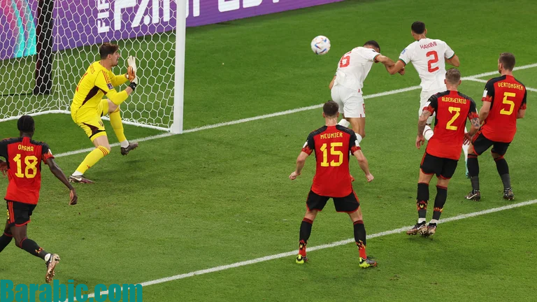 ولم يستطع كورتوا إيقاف التسديدة رغم أن الحكم اعتبر أنها تسلل للاعب المغربي رقم 6 (رويترز)