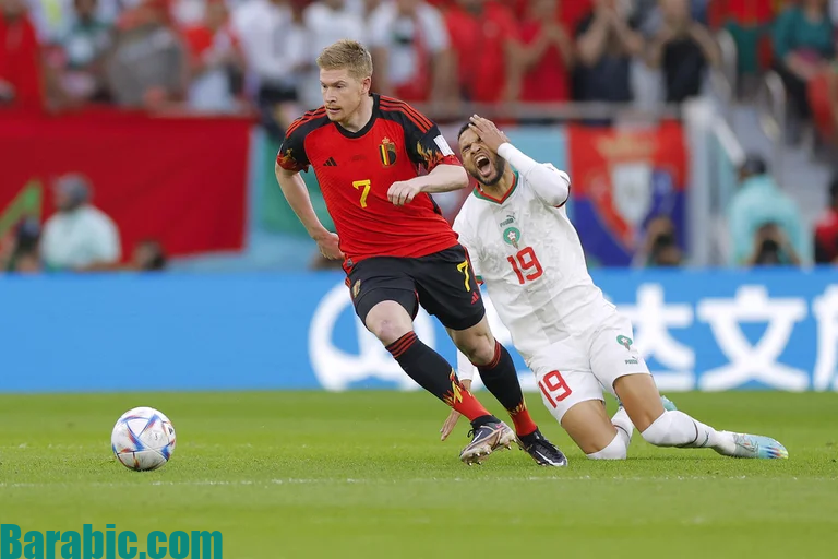 لاعب خط الوسط البلجيكي # 07 كيفين دي بروين يركض بالكرة أمام المهاجم المغربي رقم 19 يوسف النصيري خلال مباراة المجموعة السادسة في مونديال قطر 2022 بين بلجيكا والمغرب على ملعب الثمامة بالدوحة يوم 27 نوفمبر 2022 (صورة فوتوغرافية) بواسطة Odd ANDERSEN / AFP)