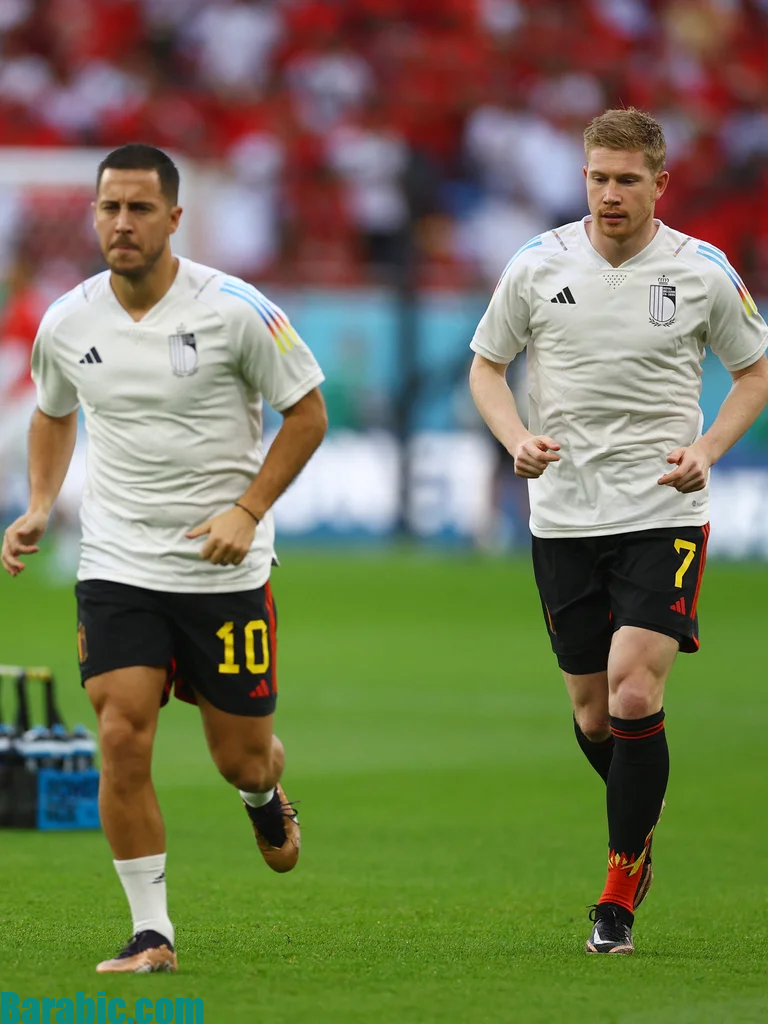 كيفن دي بروين وإيدن هازارد يستعدان في ما قبل المباراة (رويترز)