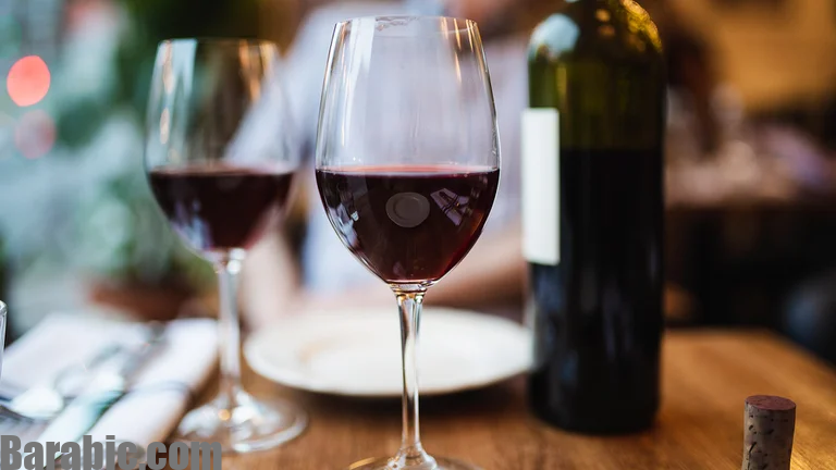 Myricetin ، وهو فلافونول وفير في النبيذ الأحمر ، يجلب فوائد لأدمغتنا