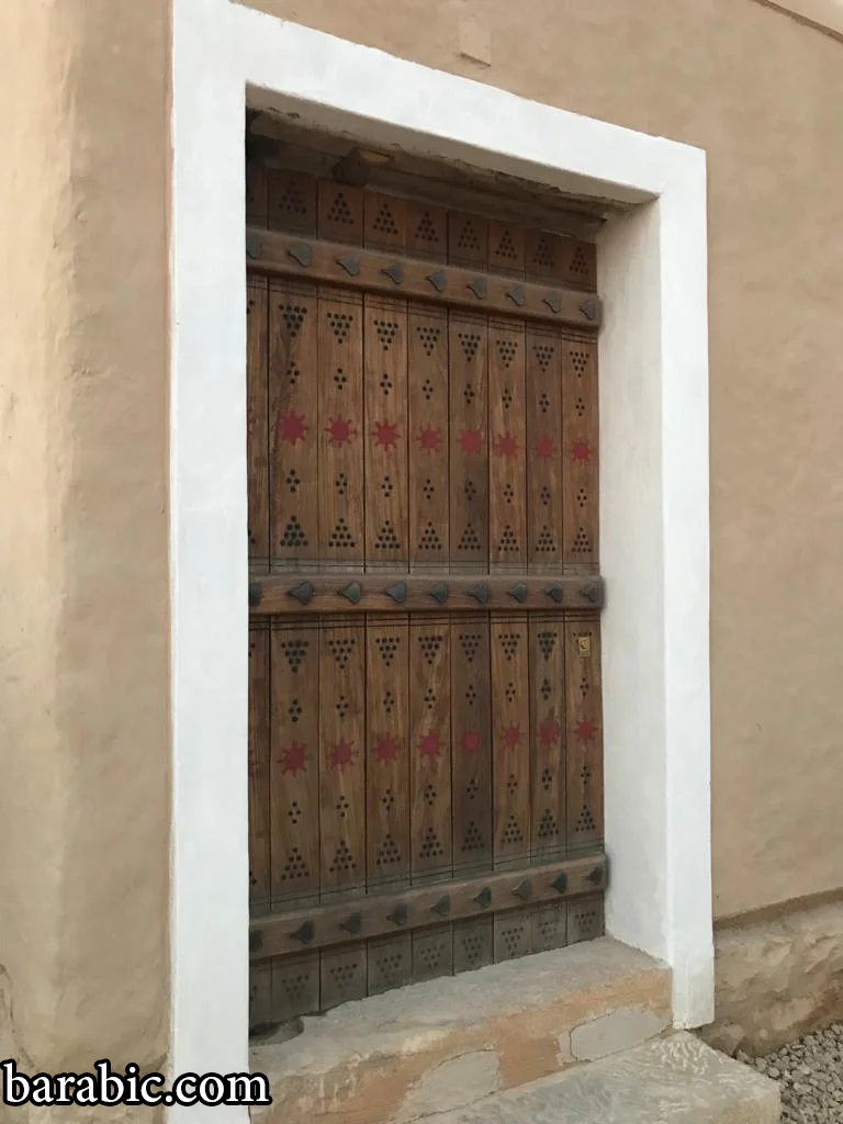 التفاصيل الزخرفية الخارجية الوحيدة هي الأبواب ذات الألوان الزاهية (Martina Putruele)