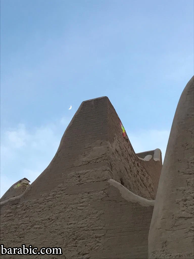 من الخارج ، تبدو الإنشاءات المصنوعة من الطوب اللبن بسيطة للغاية ، وهي شيء مصنوع بوعي لتحمل الطقس القاسي (مارتينا بوترويل)