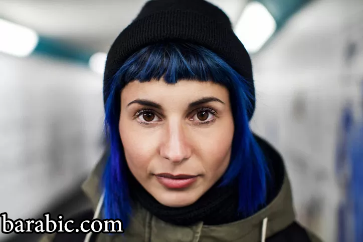 شعر أزرق منفعل