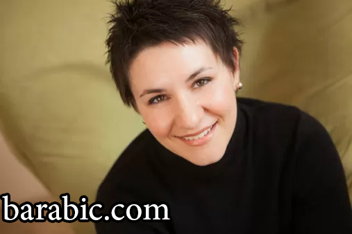 امرأة مع قصة شعر عابث