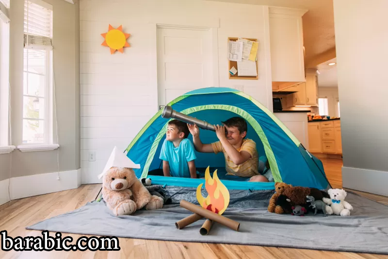 شقيقان يخيمان داخل منزلهما