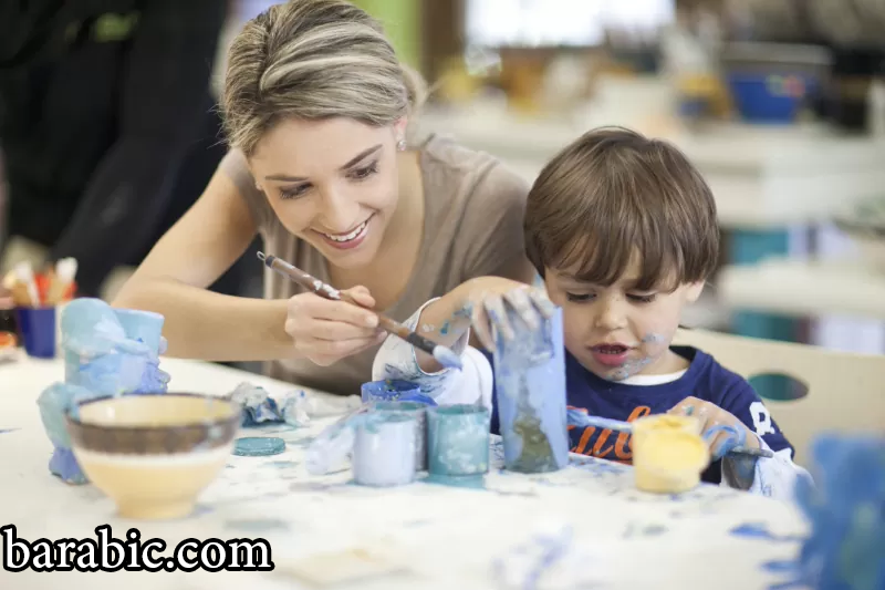 أواني طلاء الأطفال الصغار والأم