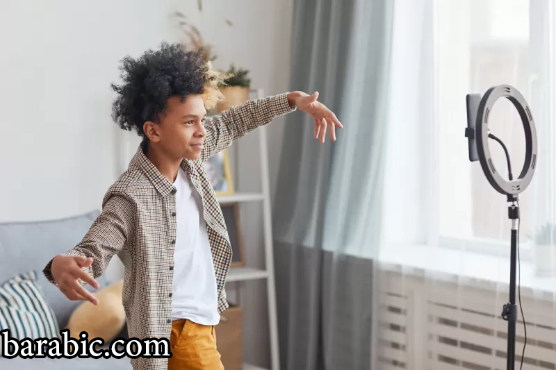 صبي يصور نفسه بالهاتف الذكي