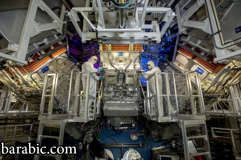 تم تصوير علماء من مرفق الإشعال الوطني (NIF) في منتصف تجربة الاندماج النووي / (جيسون لوريا / مختبر لورانس ليفرمور الوطني / نشرة عبر رويترز)