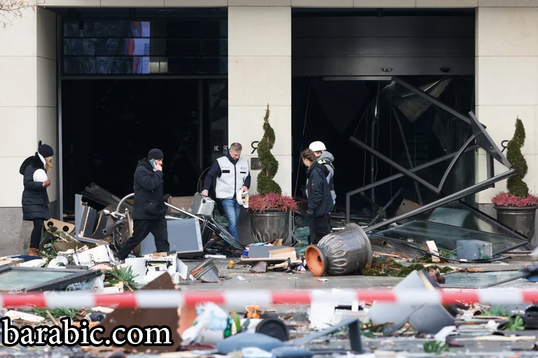 خدمات الطوارئ تعمل في شارع أمام فندق بعد انفجار وتسرب من أكوادوم أكواريوم في وسط برلين