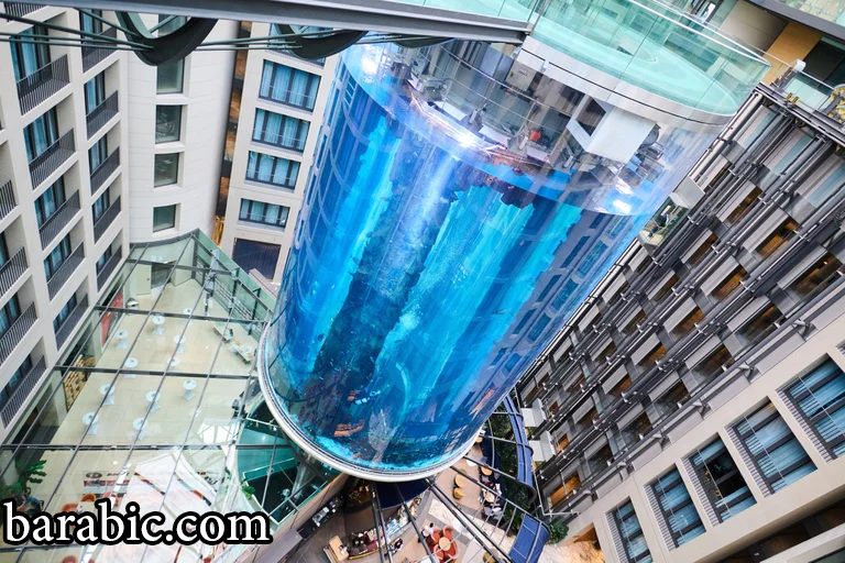 انفجر أكوادوم أكبر حوض مائي أسطواني في العالم ودمر بهو فندق في برلين