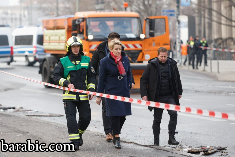 عمدة برلين فرانزيسكا جيفي تصل إلى الموقع الذي تعمل فيه خدمات الطوارئ في شارع أمام فندق بعد انفجار وتسرب من أكوادوم أكواريوم