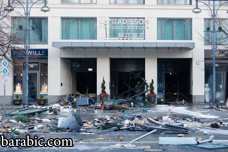 خارج فندق راديسون بعد تسرب أكواريوم أكوادوم في وسط برلين