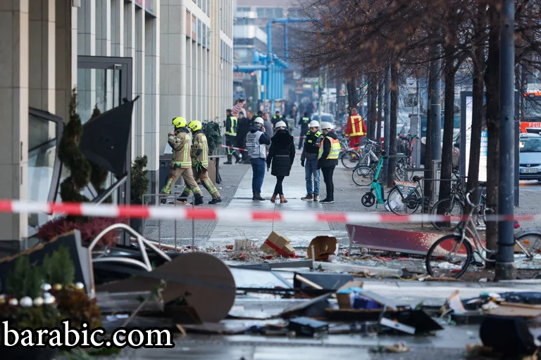 خدمات الطوارئ تعمل في شارع أمام فندق بعد انفجار وتسرب من أكواريوم أكوادوم