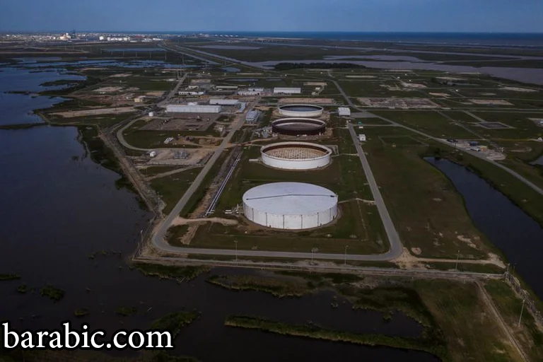 في أكتوبر، أعلنت إدارة الرئيس الأمريكي جو بايدن عزمها على إعادة شراء النفط الذي بدأت بيعه كاستراتيجية للتخفيف من الآثار على سعر البنزين من الغزو الروسي لأوكرانيا، بمجرد عودة الأسعار إلى ما بين 67 و 72 دولارا للبرميل. (رويترز)