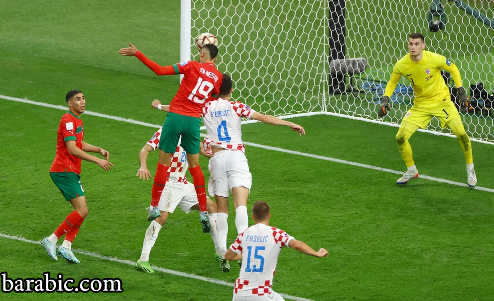 وسنحت الفرصة الأخيرة للمغرب يوسف النصيري لإدراك التعادل أمام كرواتيا. رأسيته ذهبت عالية (رويترز/كاي بفافنباخ)