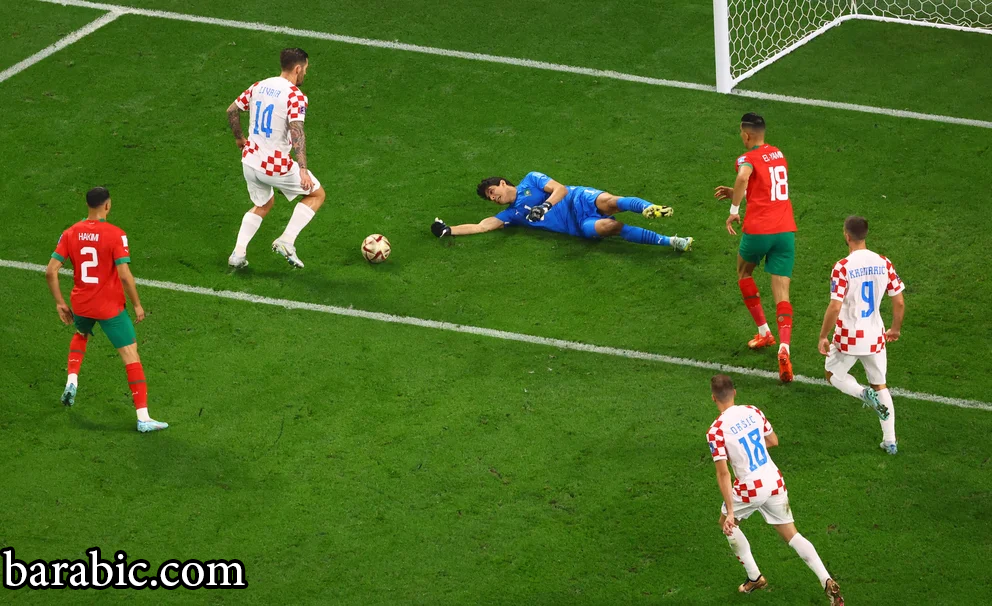 وأنقذ بونو المغرب من الهدف الثاني لكرواتيا. في الريباوند، أخذها حارس المرمى من ماركو ليفاجا (رويترز/فابريزيو بينش)