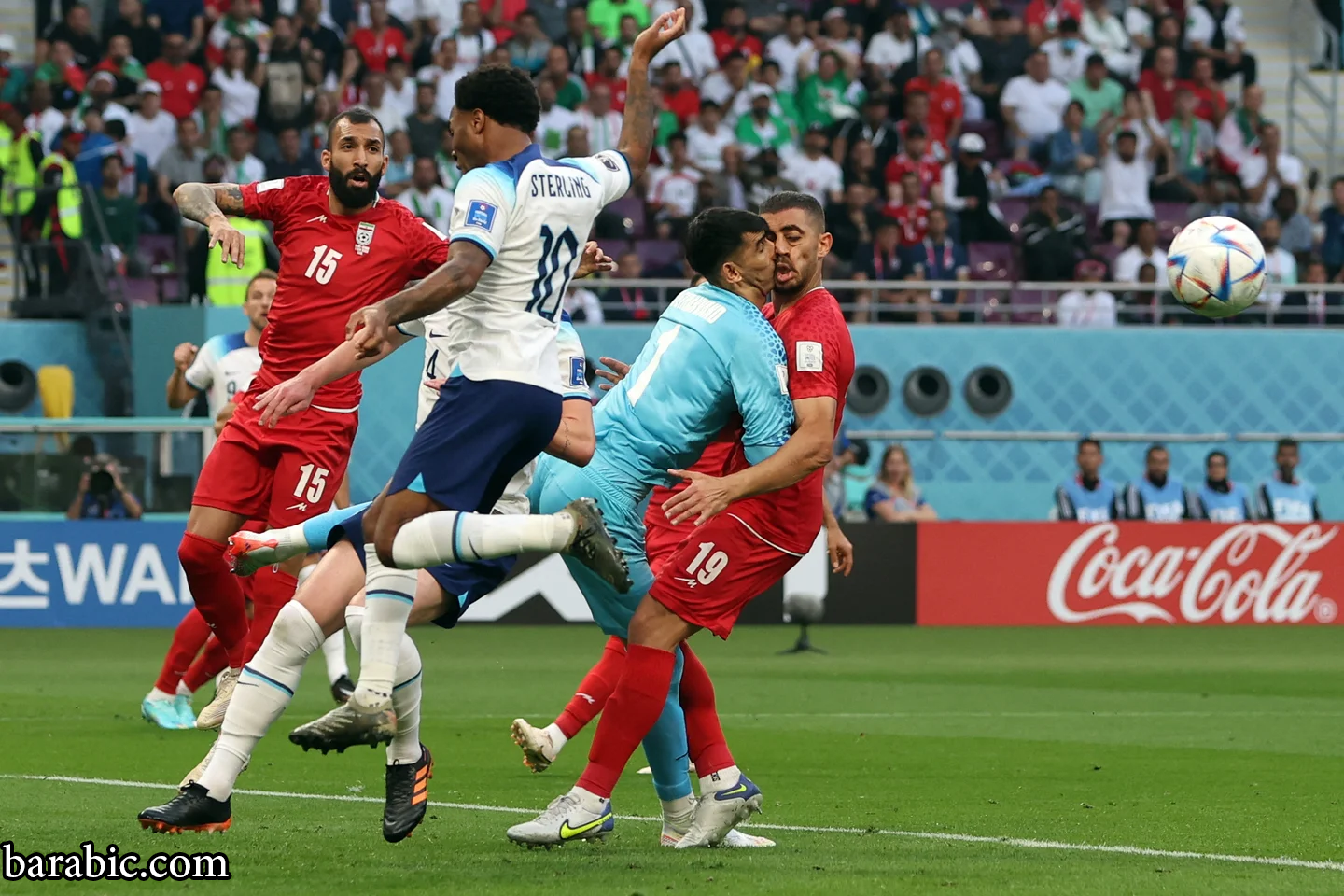 الضربة الوحشية بين الإيرانيين علي رضا بيرانفاند وماجد حسيني في المباراة ضد إنجلترا