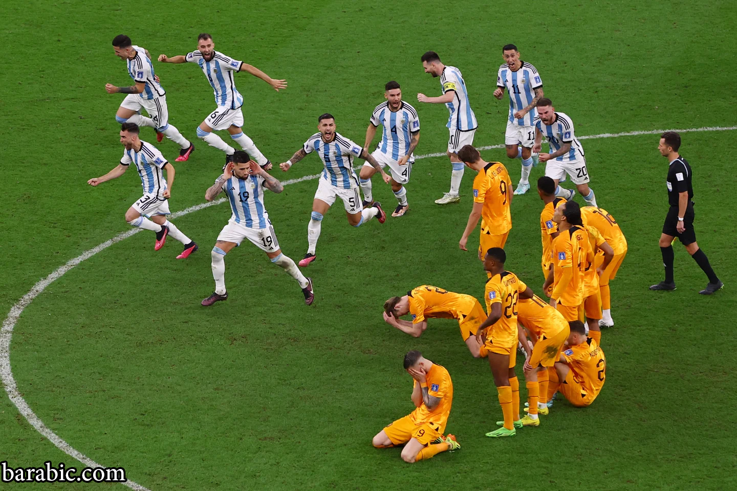 احتفال الأرجنتين للاعبين الهولنديين بعد ركلات الترجيح في الدور ربع النهائي