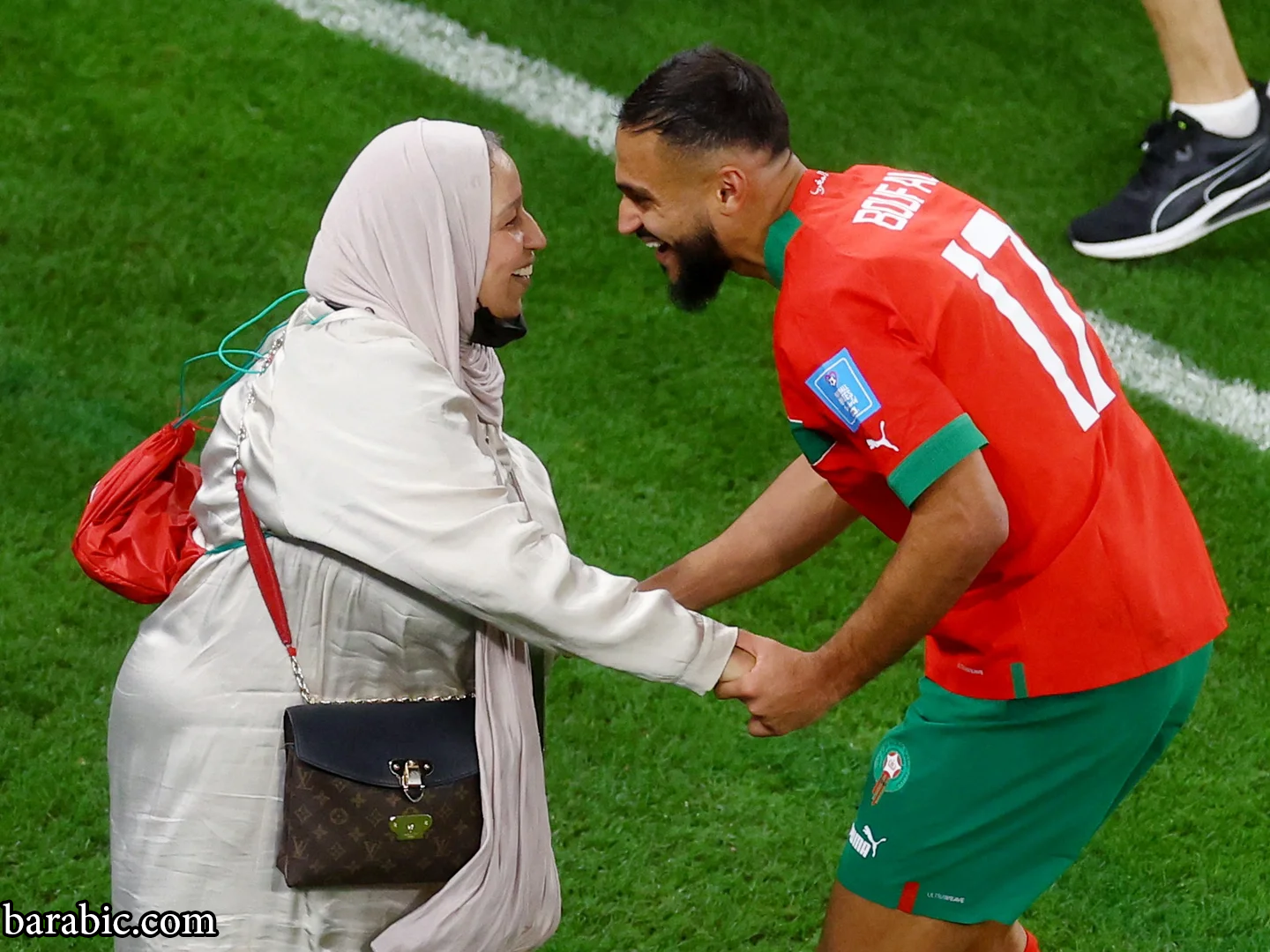 فرحة لاعب كرة القدم المغربي سفيان بوفال مع والدته بعد حصوله على بطاقة المرور إلى الدور نصف النهائي