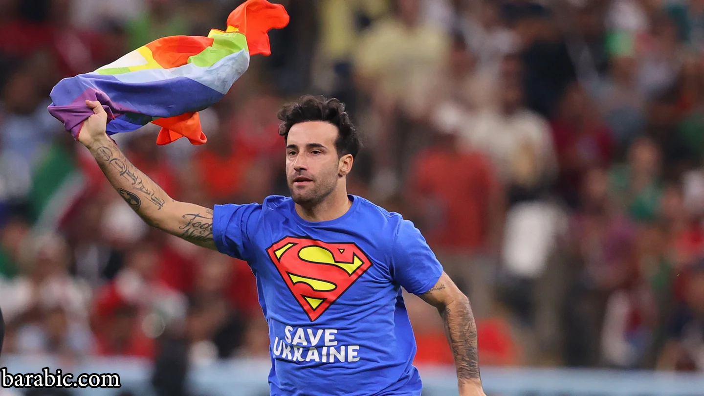 قفز إلى ميدان اللعب في المباراة بين أوروغواي والبرتغال بعلم LGBT+ ومع مطالبة بغزو روسيا لأوكرانيا