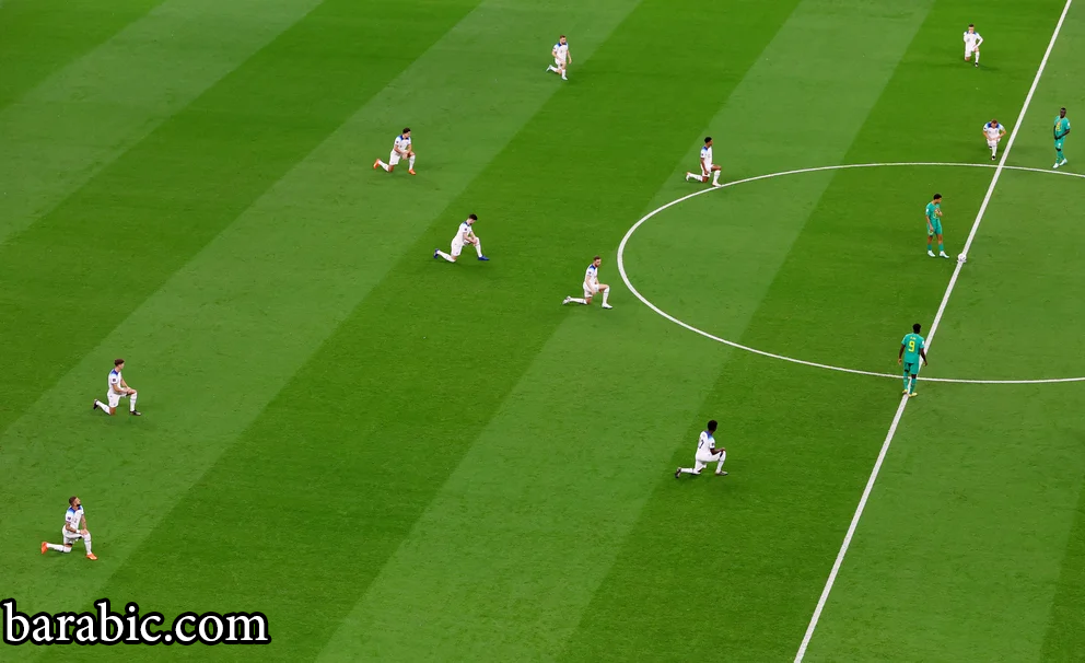 لاعبو كرة القدم الإنجليز يركعون احتجاجا على التمييز العنصري، بينما ينتظر السنغاليون الوقوف