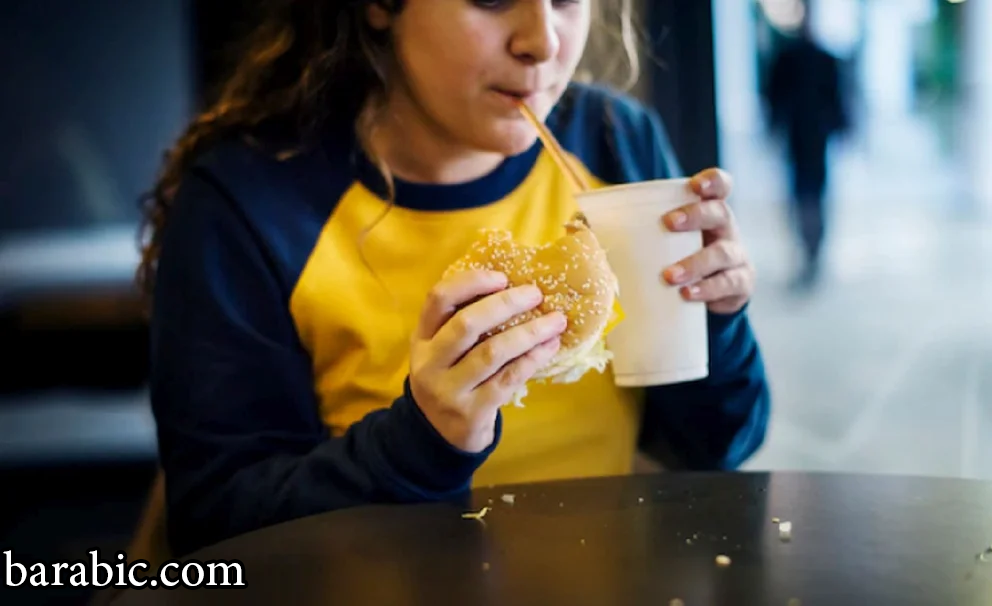 إذا حظرنا تناول بعض الأطعمة ، فمن المحتمل أن ينتهي بنا الأمر بالخروج عن السيطرة والشعور بالذنب (Freepik)