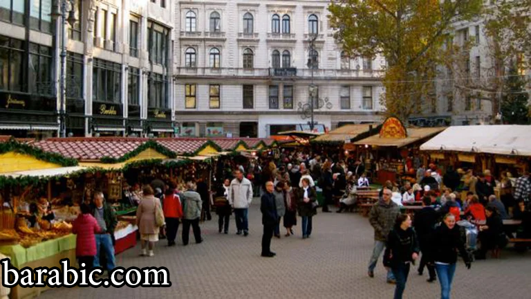 في بودابست ، تعرض مئات الأكشاك الصغيرة المصنوعة في كبائن خشبية هدايا عيد الميلاد الفريدة