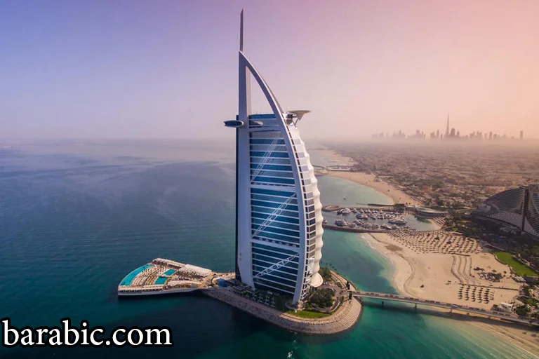 يقع برج العرب جميرا على جزيرته الخاصة، ويوفر أجنحة مطلة على البحر