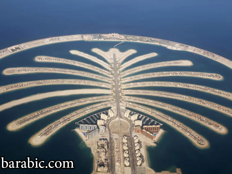 دبي هي مدينة إماراتية في دولة الإمارات العربية المتحدة تشتهر بتجارتها الفاخرة وهندستها المعمارية الحديثة للغاية.