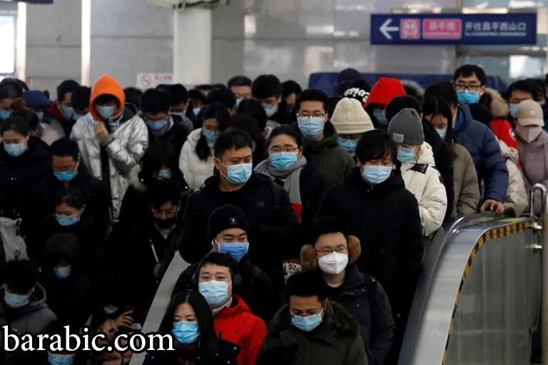 أشخاص يرتدون أقنعة يسافرون حول محطة مترو أنفاق في بكين ، الصين ، في 20 يناير 2021. رويترز/تينغشو وانغ/ملف