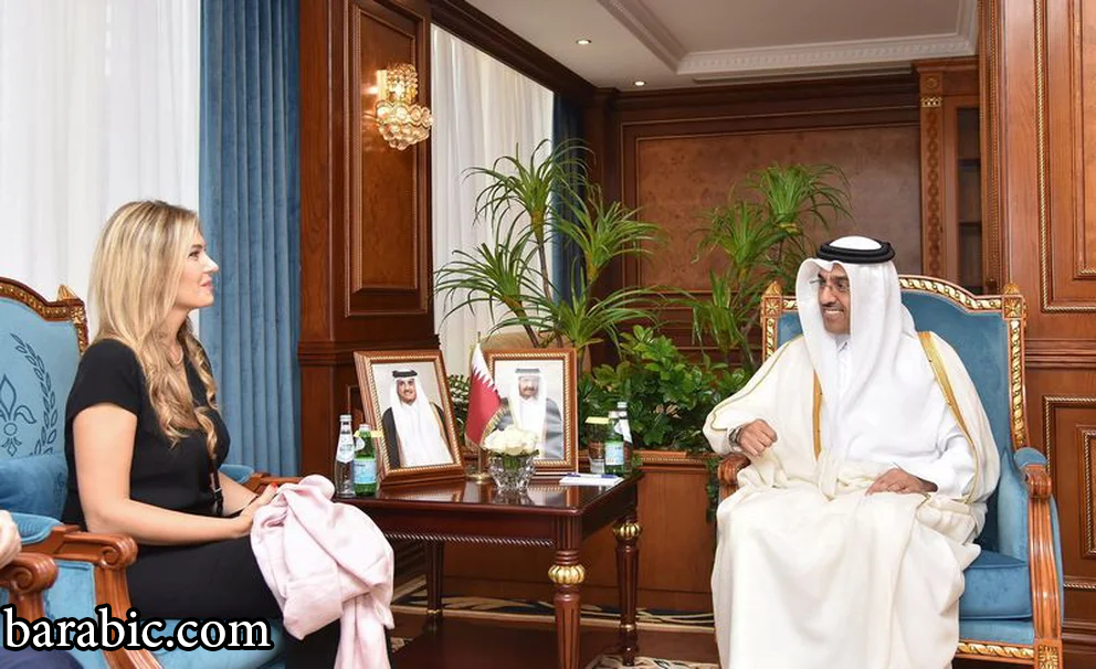 علي بن صميخ المري، وزير العمل القطري، يتحدث إلى اليونانية إيفا كايلي، نائبة رئيس البرلمان الأوروبي، خلال اجتماع في قطر، 31 أكتوبر 2022 في هذه الصورة الموزعة على وسائل التواصل الاجتماعي. رويترز/تويتر/وزارة العمل - دولة قطر/أرشيف