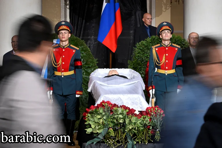 المواد الحساسة. حرس الشرف يقفون بجانب نعش ميخائيل غورباتشوف، آخر زعيم للاتحاد السوفيتي، خلال حفل تأبين في قاعة أعمدة بيت النقابات في موسكو، روسيا، 3 سبتمبر 2022. ألكسندر نيمينوف/بول عبر رويترز/ملف