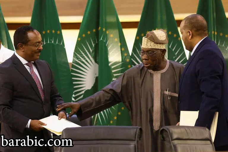 الرئيس النيجيري السابق ومبعوث الاتحاد الأفريقي أوليسيغون أوباسانجو مع ممثل الحكومة الإثيوبية رضوان حسين ومندوب تيغراي غيتاشيو رضا بعد التوقيع على المفاوضات التي يقودها الاتحاد الأفريقي لحل النزاع في شمال إثيوبيا، في بريتوريا، جنوب أفريقيا، 2 نوفمبر 2022. رويترز/سيفيوي سيبيكو/ملف