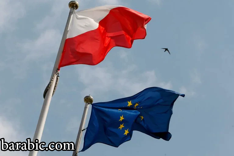 أعلام بولندا والاتحاد الأوروبي أمام مبنى البرلمان البولندي في وارسو، بولندا، في 29 يونيو 2011. رويترز/كاسبر بيمبل/ملف