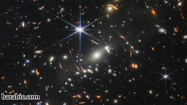 كشف تلسكوب جيمس ويب الفضائي، وهو أقوى تلسكوب تم وضعه في المدار على الإطلاق، عن "أعمق وأدق صورة بالأشعة تحت الحمراء للكون المبكر"، مشيرا إلى حوالي 13.5 مليار سنة إلى الوراء.