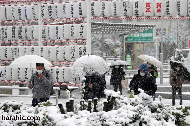 وأطاح تساقط الثلوج بكثافة ببرج كهرباء في الجزيرة الرئيسية في أقصى شمال اليابان، تاركا نحو 20 ألف منزل بدون كهرباء صباح عيد الميلاد، على الرغم من استعادة الخدمة في معظم المناطق في وقت لاحق من ذلك اليوم، وفقا لوزارة الاقتصاد والصناعة. (إ.ف.إ)