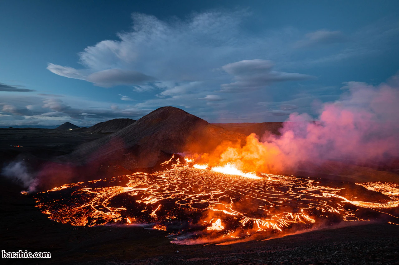 ثار بركان على سماء زرقاء داكنة تصوير كريس بوركارد ، ناشيونال جيوغرافيك