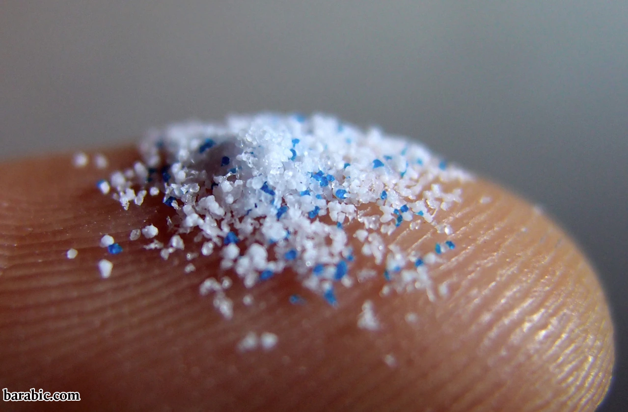 جزيئات بلاستيكية صغيرة توضع على إصبع تصوير ألكسندر شتاين ، جوكر / أولشتاين بيلد / جيتي إيماجيس