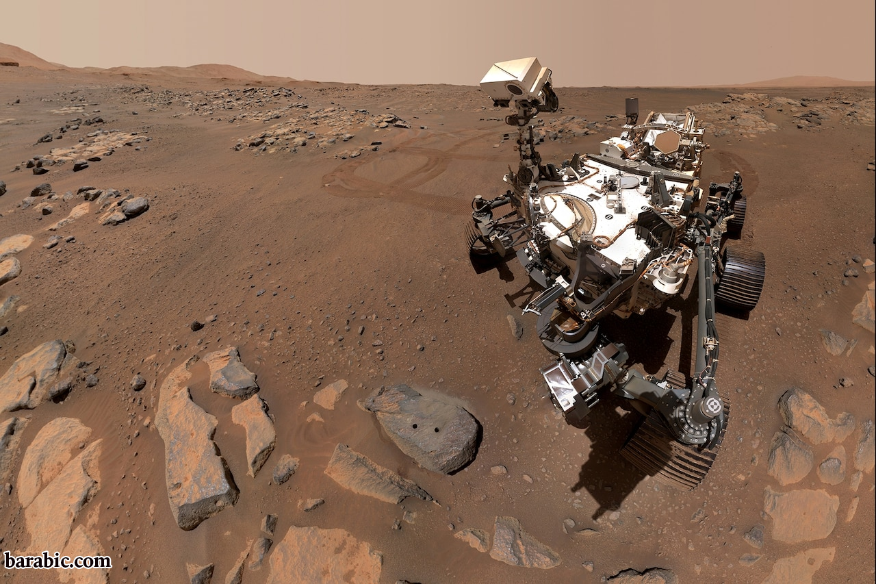يمكن رؤية صورة مسبار المثابرة على المريخ وثقبين حيث استخدم المسبار ذراعه الآلي لحفر عينات من الصخور الأساسية.