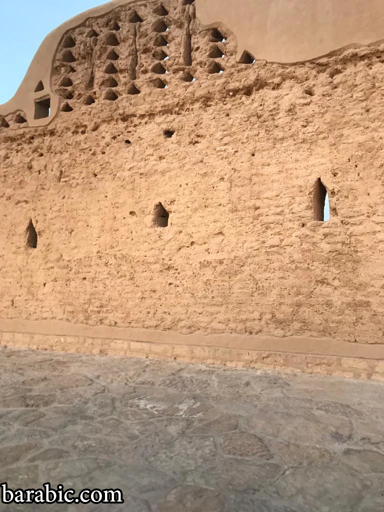 هناك بعض الثقوب ، غالبا ما تكون مثلثة ، وظيفتها المساعدة في تهوية المبنى (مارتينا بوترويل)