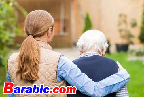 مقدم رعاية شاب يمشي مع المرأة المسنة في الحديقة
بينسمور / شاترستوك