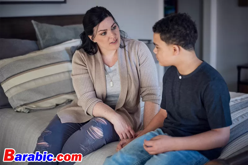 أم تتحدث إلى ابنها المراهق
