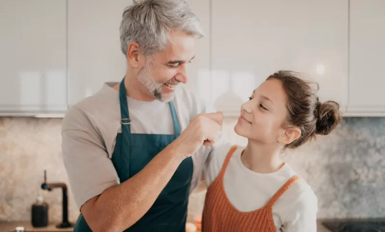 10 طرق بسيطة يمكن للوالدين من خلالها إظهار الحب لأبنائهم المراهقين