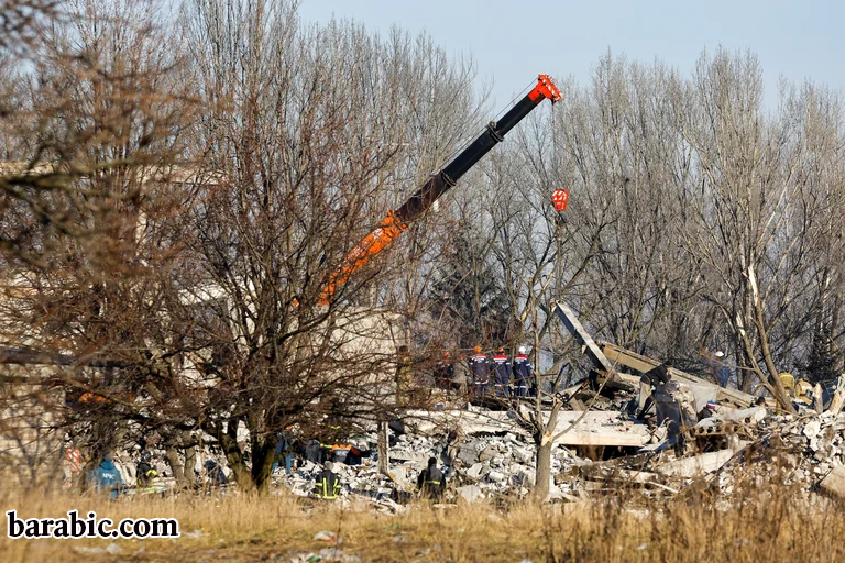 رافعات كبيرة تعمل في ماكيفكا (رويترز)