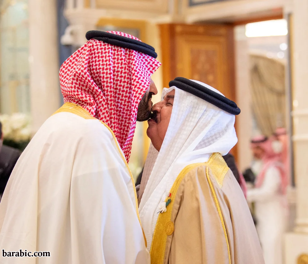 ولي عهد السعودي محمد بن سلمان يقبل ملك البحرين حمد بن عيسى آل خليفة خلال قمة الدول العربية مع الصين في الرياض هذا الأسبوع. (بندر الجلود/بإذن من الديوان الملكي السعودي/نشرة عبر رويترز)