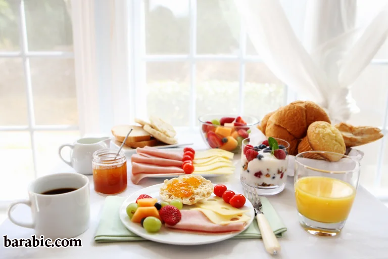 من أجل الحصول على 14 ساعة من الصيام التي أشار إليها خبير الوراثة ، يمكن أن تصبح أول وجبة قوية في اليوم وجبة فطور وغداء (مزيج من الإفطار والغداء) / جيتي