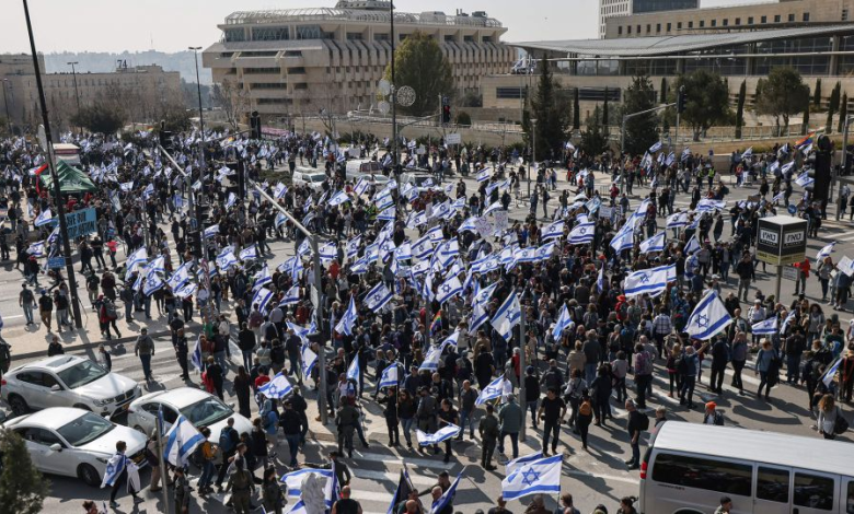 احتجاجات في جميع أنحاء إسرائيل مع تقديم حكومة نتنياهو مشروع قانون لإضعاف المحاكم