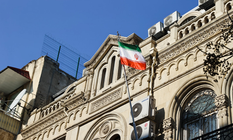 أذربيجان تطرد موظفي السفارة الإيرانية بسبب “الأعمال الاستفزازية” وسط توتر العلاقات